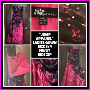 NWOT ‘JUMP APPAREL’ PROM GOWN SZ 3/4. BEAUTIFUL!